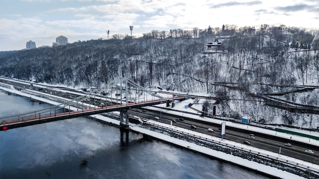 Vue Aérienne De Dessus Du Pont Du Parc Piétonnier En Hiver Et Le Dniepr Par Le Haut, Neige Paysage Urbain De Kiev, Ville De Kiev, Ukraine