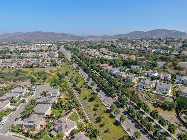 Vue aérienne de dessus du quartier de la classe moyenne avec des villas en Californie du Sud USA