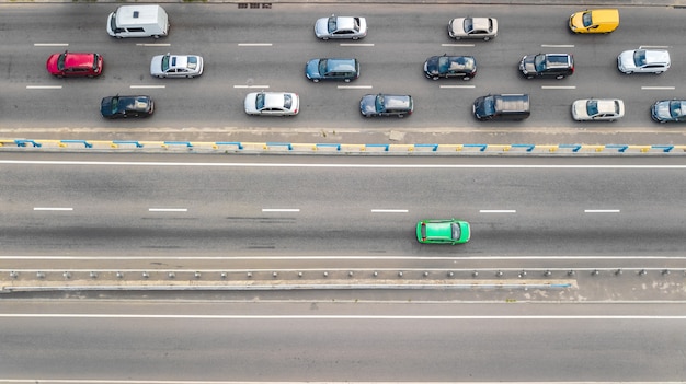 Vue aérienne de dessus du trafic automobile routier de nombreuses voitures sur l'autoroute, concept de transport urbain