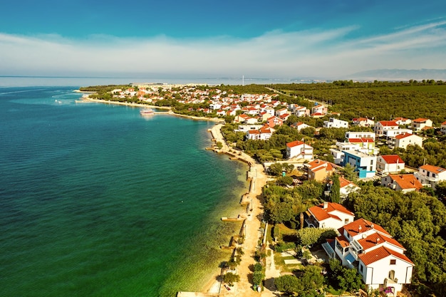 Vue aérienne de dessus du village de Petrcane Croatie Arrière-plan touristique avec côte bleue et toits rouges Zadar Riviera Dalmacia