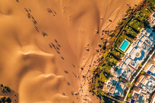 Vue aérienne de dessus des dunes de Maspalomas sur l'île de Gran Canaria, Espagne