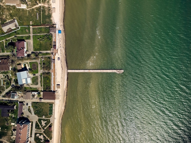 Vue aérienne de dessus de l'eau turquoise avec jetée en béton sur une mer d'Azov