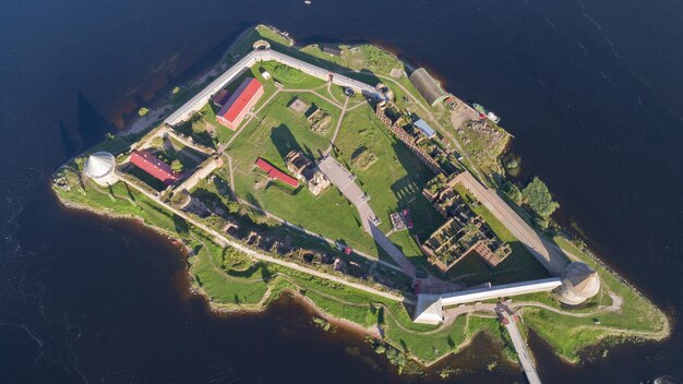 Photo vue aérienne de dessus sur la forteresse oreshek sur l'île de la rivière neva près de la ville de shlisselburg région de leningrad russie