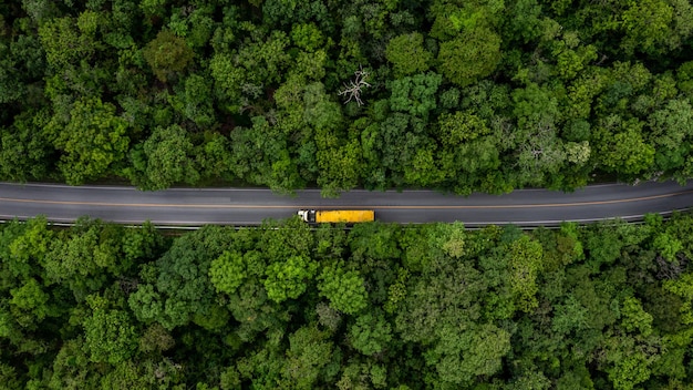 Vue aérienne de dessus grand transporteur de fret semi-remorque sur la route de l'autoroute