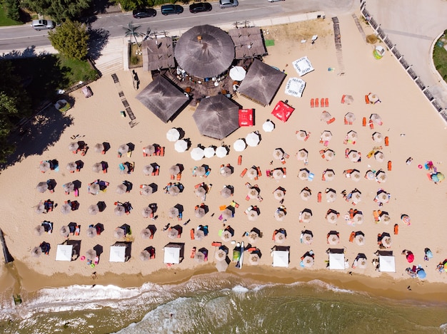 Vue aérienne de dessus de l'hôtel et parasols sur la plage