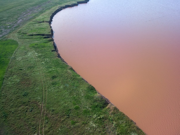 Vue aérienne de dessus d'un lac salé rose. Azov Ukraine