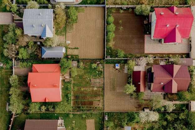 Vue aérienne de dessus d'une maison privée avec cour pavée avec pelouse d'herbe verte avec plancher de fondation en béton