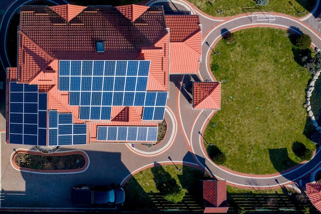 Vue aérienne de dessus d'une maison privée avec cour pavée avec pelouse d'herbe verte avec sol en béton.