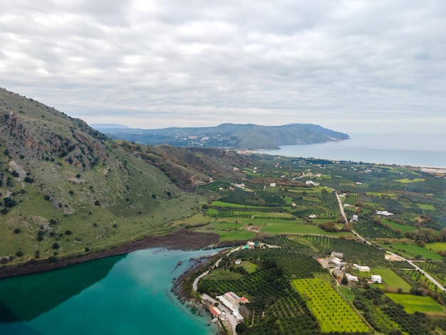 Vue aérienne de dessus par drone du lac Kournas sur l'île de Crète Grèce