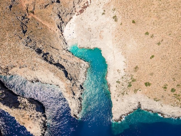 Vue aérienne de dessus par drone de la plage de Seitan limania ou d'Agiou Stefanou aux eaux turquoises