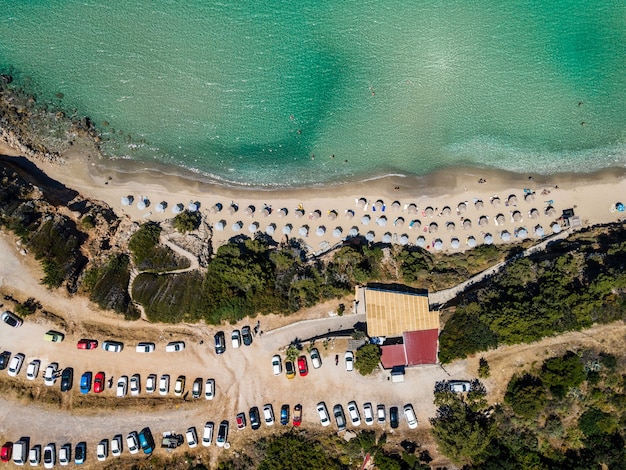 vue aérienne de dessus par drone de la plage tropicale de la plage de voulisma en Crète