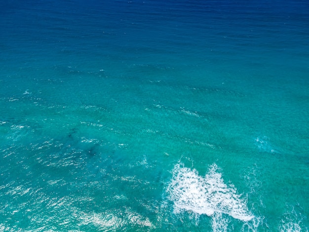 Vue aérienne de dessus par drone de la surface turquoise de la mer