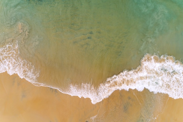 Vue Aérienne De Dessus De Plage Tropicale Vague De Mer éclaboussant Sur L'écume De Mer Blanche Du Rivage De Sable.