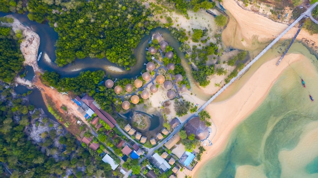 Vue aérienne de dessus, Resort et plage avec eau bleu émeraude sur une mer tropicale magnifique en Thaïlande