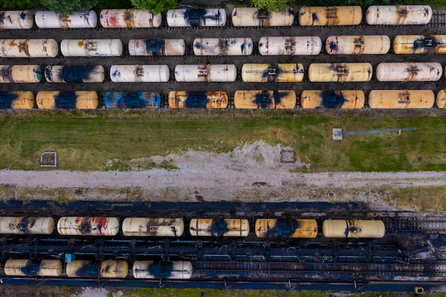 Vue aérienne de dessus des trains de marchandises. Vue aérienne du drone volant de trains de marchandises colorés