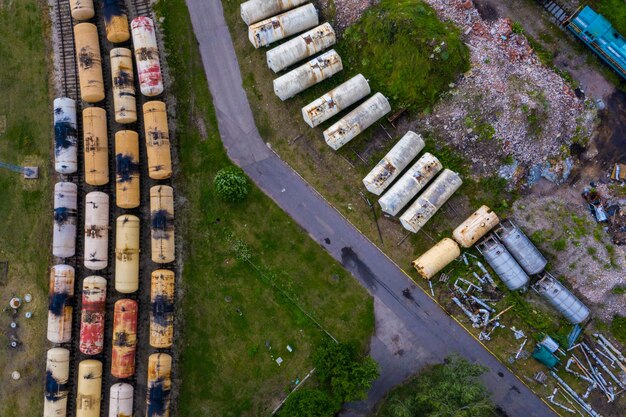 Vue aérienne de dessus des trains de marchandises. Vue aérienne du drone volant de trains de marchandises colorés