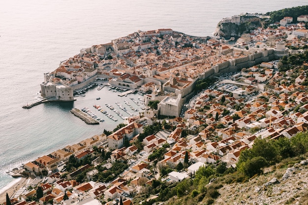 Vue aérienne de dessus sur la vieille ville de Dubrovnik depuis la terrasse d'observation sur la montagne