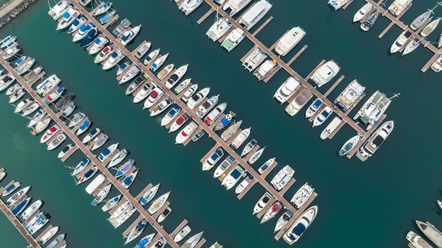 Vue aérienne de dessus Yacht Marina dans le Yacht Club Bateaux et yachts de luxe aériens dans le parc achor Luxe Beaucoup de rangées de yachts au parc achor ou à l'océan de la marina