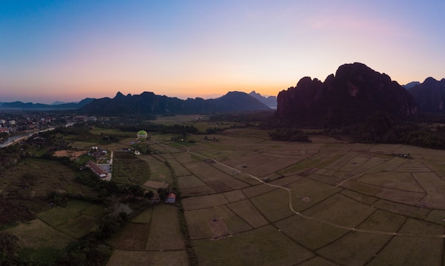 Vue aérienne: destination de routards Vang Vieng au Laos, en Asie