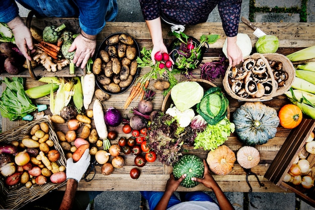 Vue aérienne de divers légumes biologiques frais sur table en bois