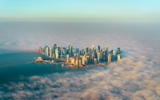 Vue aérienne de Doha à travers le brouillard du matin, la capitale du Qatar dans le golfe Persique