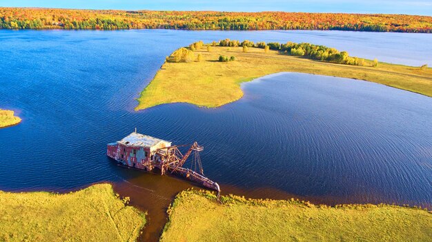 Photo vue aérienne de la drague abandonnée de quincy dans le paysage du lac d'automne