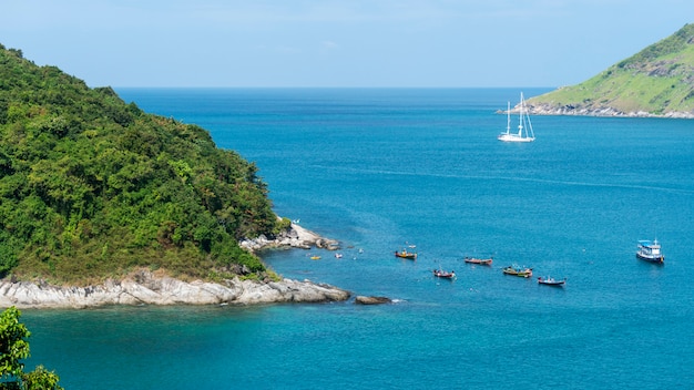 Vue aérienne d&#39;un drone aérien, photo de la mer tropicale avec une belle île