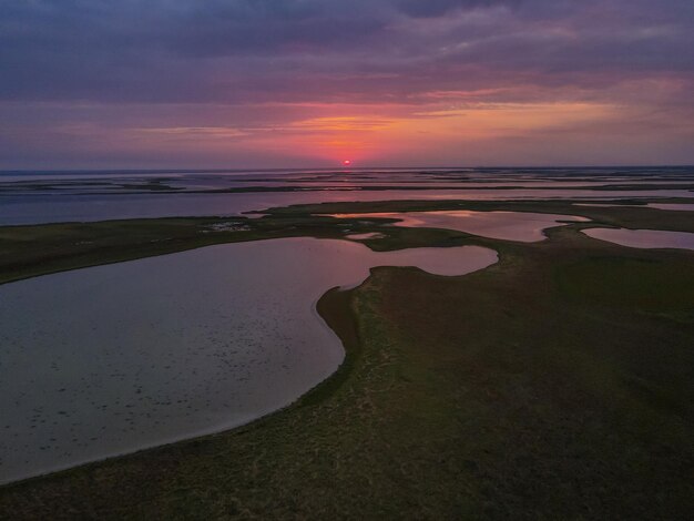 Vue aérienne d'un drone au coucher du soleil sur les lacs en plein air