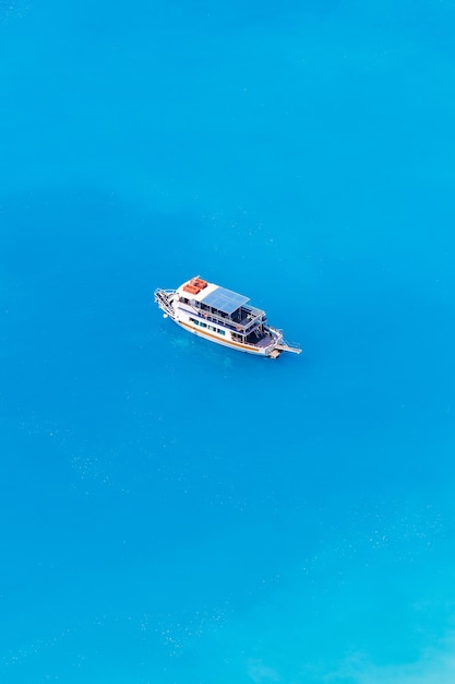 Vue aérienne de drone de bateau amarré près de la côte de Zakynthos, Grèce