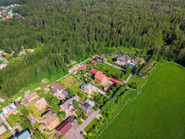 Vue aérienne de drone de beauté d'une maison de campagne.