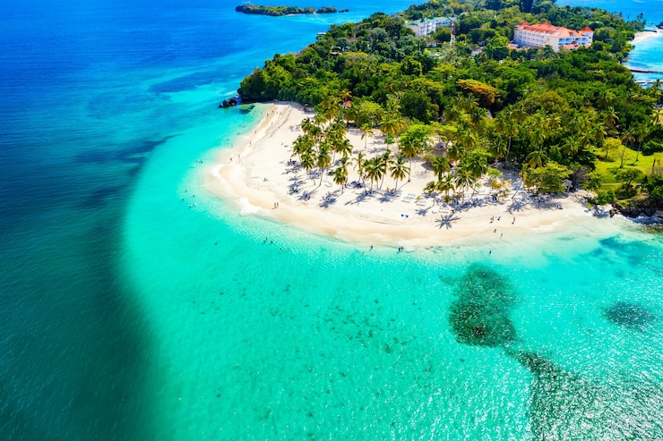 Photo vue aérienne de drone de la belle plage de l'île tropicale des caraïbes cayo levantado avec des palmiers. île de bacardi, république dominicaine. fond de vacances.