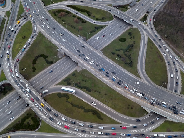 Vue aérienne d'un drone à un carrefour routier dans la ville