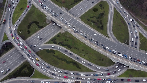 Vue aérienne d'un drone à un carrefour routier dans la ville