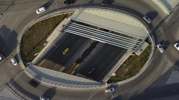 Vue aérienne d'un drone à un carrefour routier dans la ville