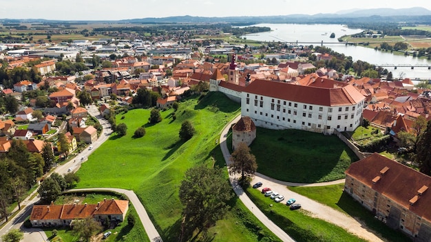 Vue aérienne de drone sur le château de Ptuj en Slovénie