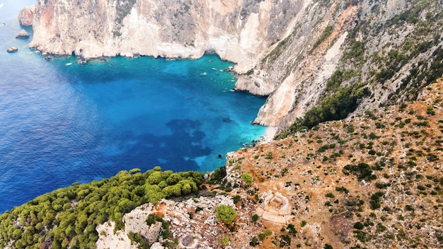 Vue aérienne de drone de la côte de la mer Ionienne de Zakynthos, Grèce