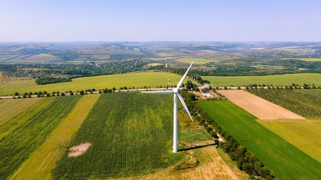 Vue aérienne de drone d'éolienne de travail en Moldavie De larges champs autour de son village