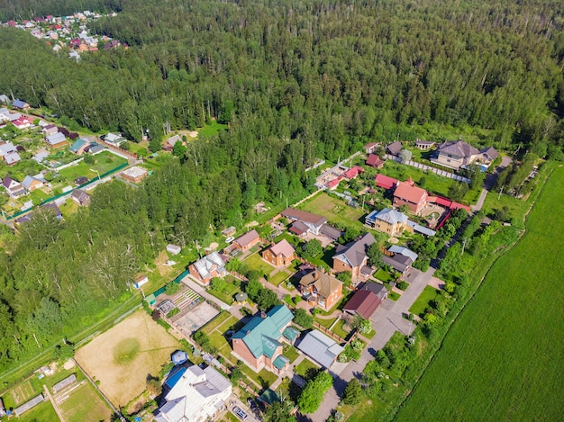 Vue aérienne de drone haut de beauté d'une maison de campagne