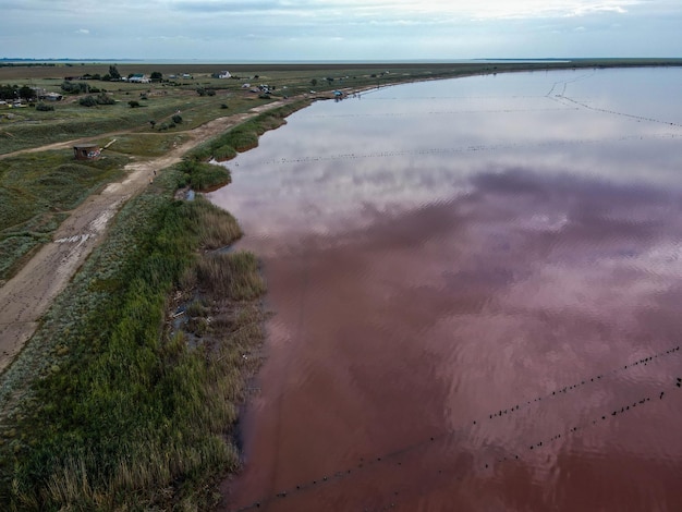 Vue aérienne d'un drone sur un lac rose en plein air