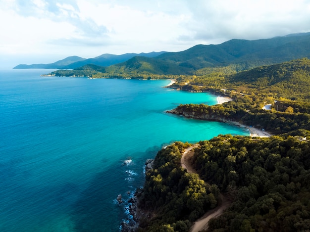 Vue aérienne de drone de la mer bleue et des routes de montagne venteuses à Halkidiki Grèce