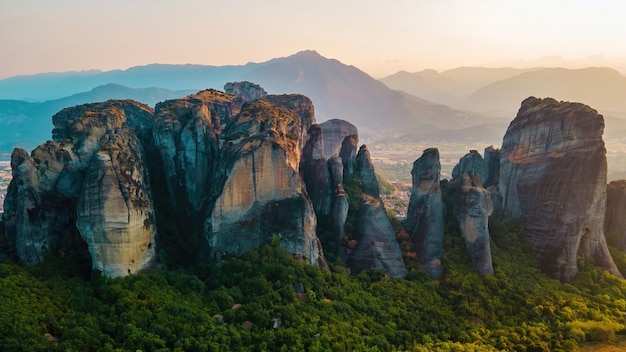 Vue aérienne de drone des Météores en Grèce au coucher du soleil