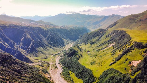 Vue aérienne de drone de la nature dans la rivière de montagne de la vallée de la verdure des montagnes du Caucase de la Géorgie