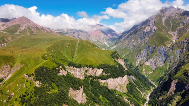 Vue aérienne de drone de la nature en Géorgie. Montagnes du Caucase, verdure, vallées, nuages luxuriants