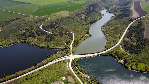 Vue aérienne de drone de la nature en Moldavie Routes rivières flottantes avec pont basses collines et champs