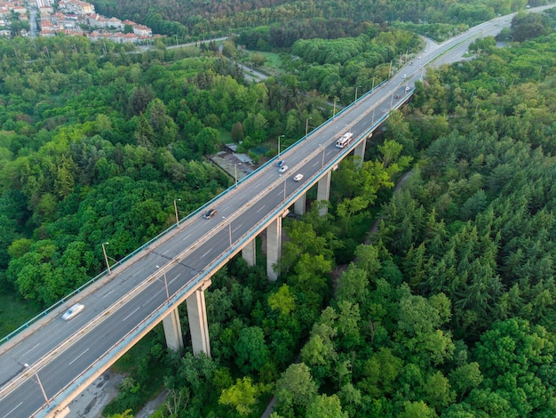 Vue aérienne de drone panoramique sur le pont d'Asparuhov et la ville de Varna au coucher du soleil