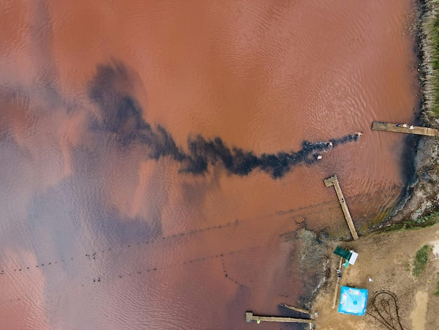 Vue aérienne d'un drone sur les personnes qui se baignent dans de l'eau sale couleur rouillé en plein air