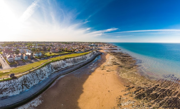 Vue aérienne de drone de la plage et des falaises blanches Margate England UK