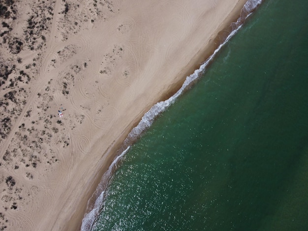Vue aérienne d'un drone d'une plage magnifique et magnifique.