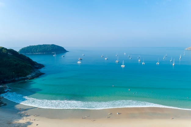 Vue aérienne de drone de la plage de Nai harn Belle plage de Phuket en Thaïlande