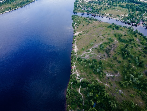 Vue aérienne d'un drone sur une rivière fraîche parmi un pré vert en été